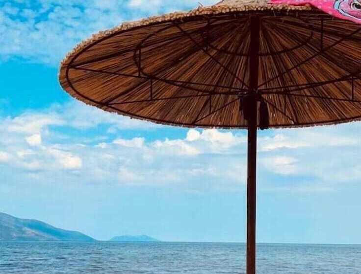 The Peak Hotel & Lounge