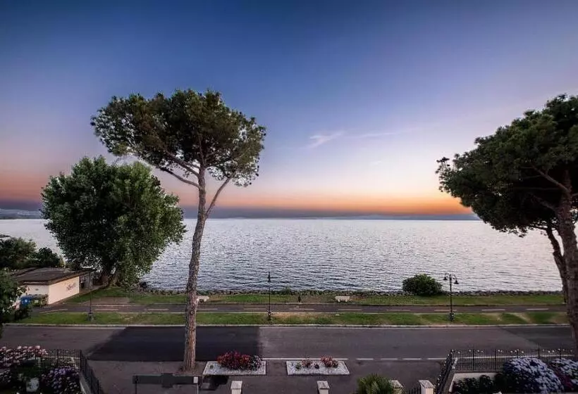 Hotelli Holiday Sul Lago