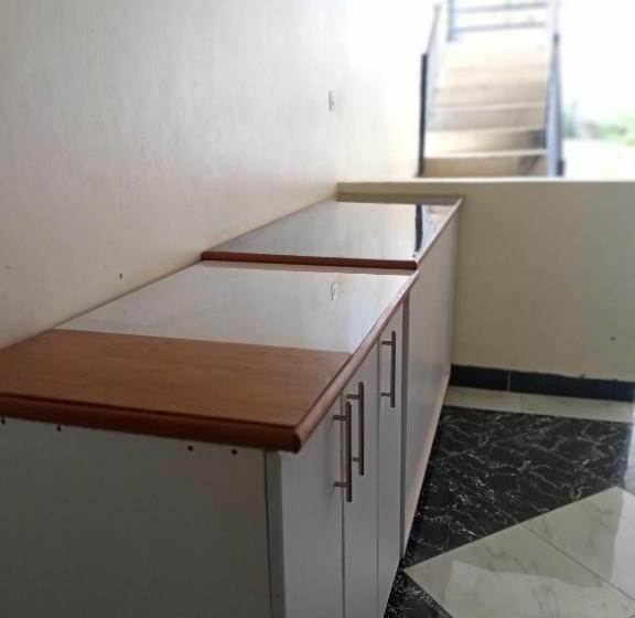 پانسیون Safari Lake View Apartments, Muyenga