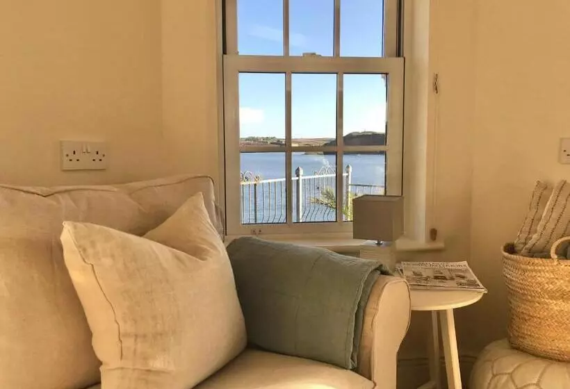 Pensió Waterfront Chic Studio