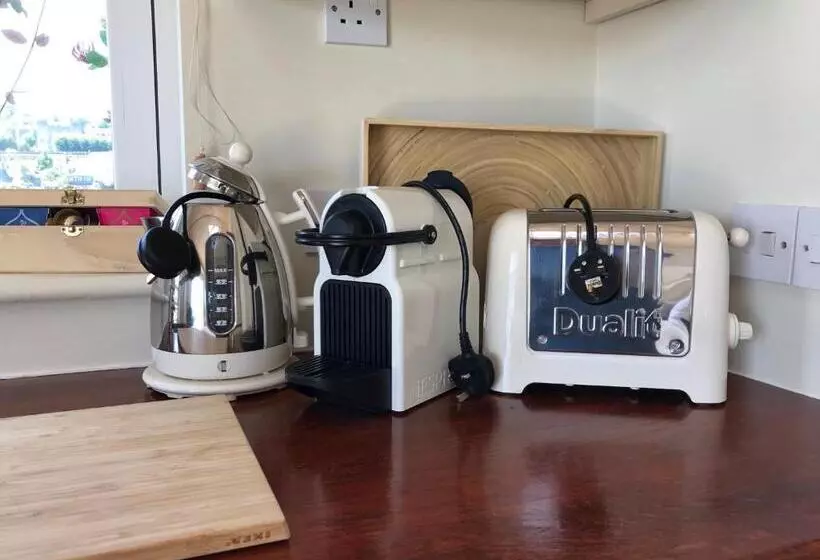 Pensió Waterfront Chic Studio