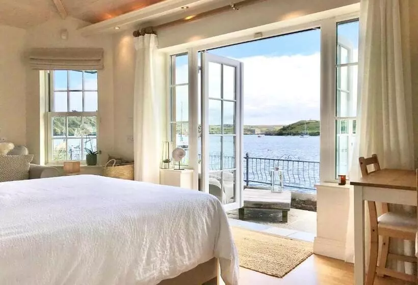 Pensió Waterfront Chic Studio