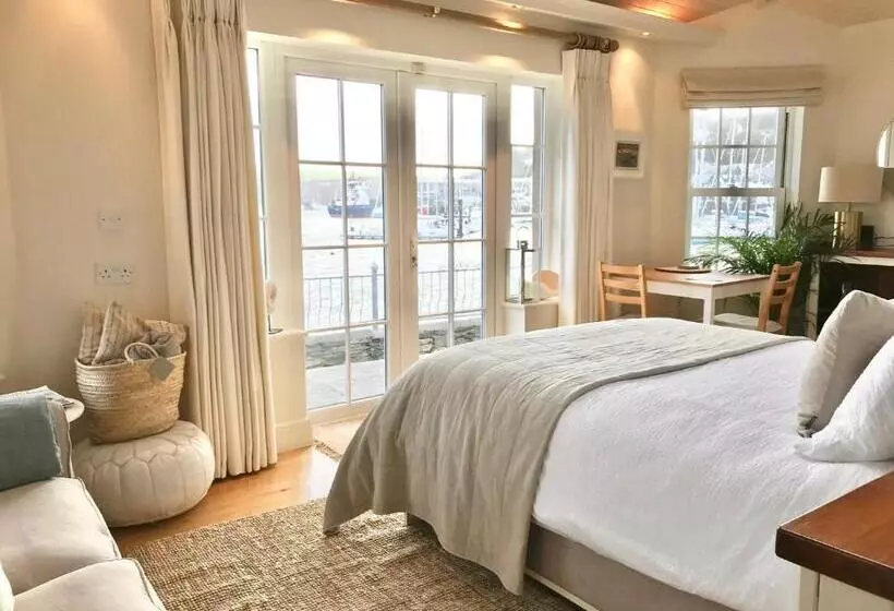 Pensió Waterfront Chic Studio