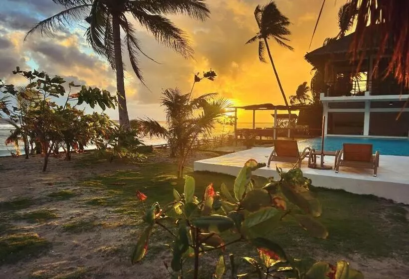 استراحتگاه Yapak Beach Villas