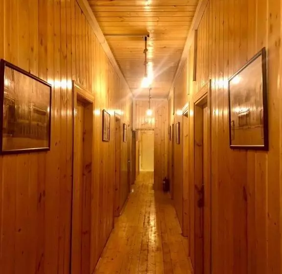 Wood Motel