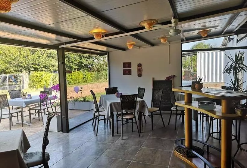 هاستل Adelante   Habitaciones Restaurante Café