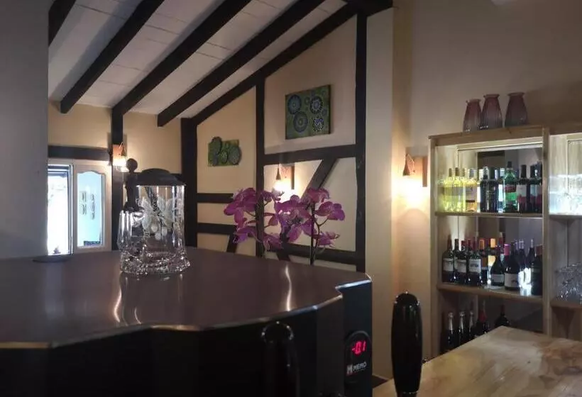 هاستل Adelante   Habitaciones Restaurante Café