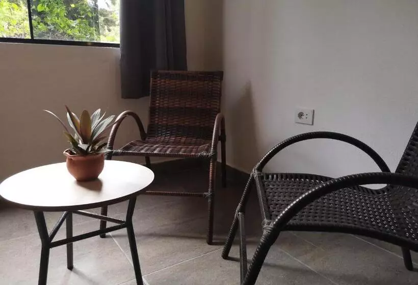 هاستل Adelante   Habitaciones Restaurante Café
