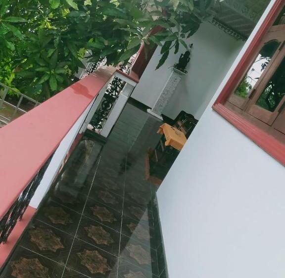 פנסיון Shiloh Home