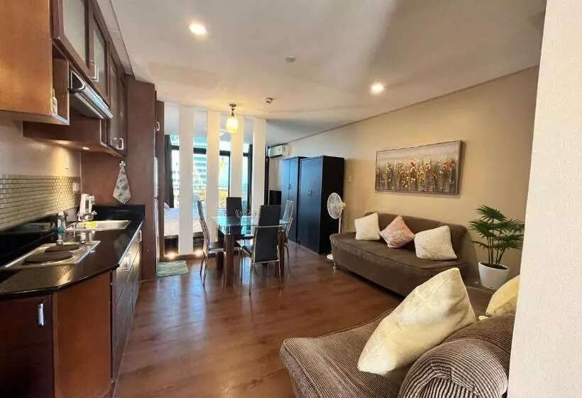 ホテル Appleone Ayala Condo With Balcony