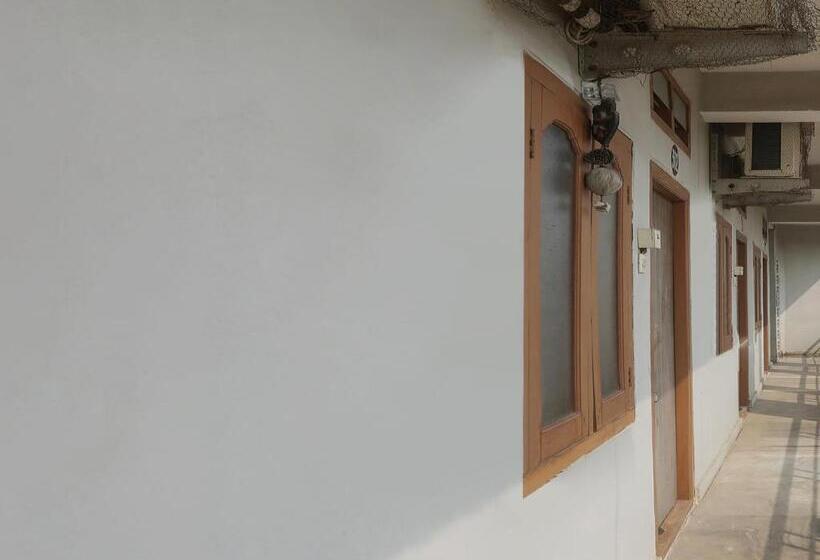 בית מלון כפרי Oyo Flagship Adhya Lodge