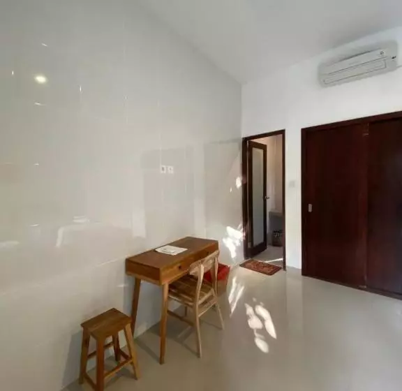 پانسیون Urban Jungle Beach House