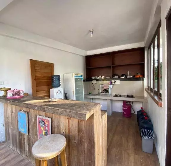 پانسیون Urban Jungle Beach House