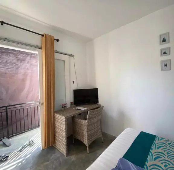 پانسیون Urban Jungle Beach House