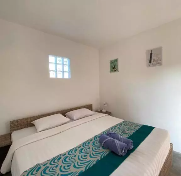 پانسیون Urban Jungle Beach House