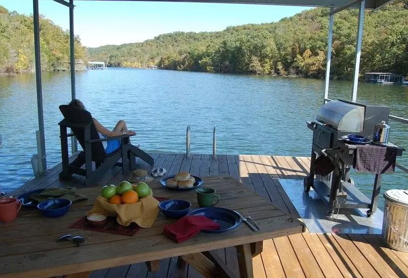ホテル Beaver Lakefront Cabins   Couples Only Getaways