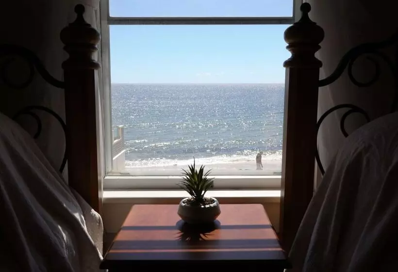 ホテル By The Sea Guests Bed & Breakfast & Suites
