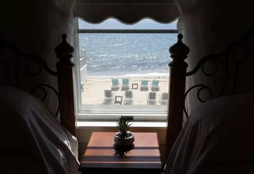 ホテル By The Sea Guests Bed & Breakfast & Suites
