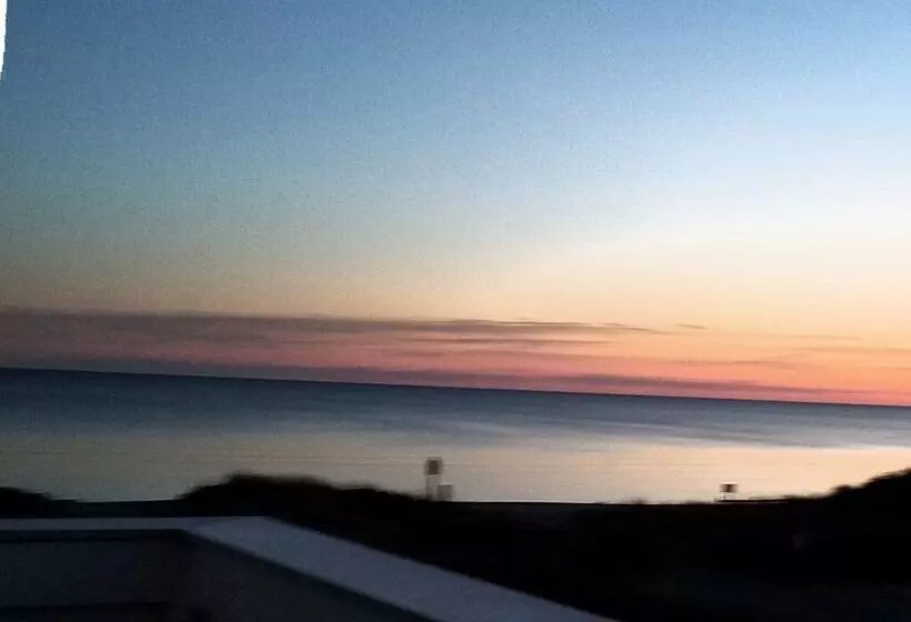 ホテル By The Sea Guests Bed & Breakfast & Suites
