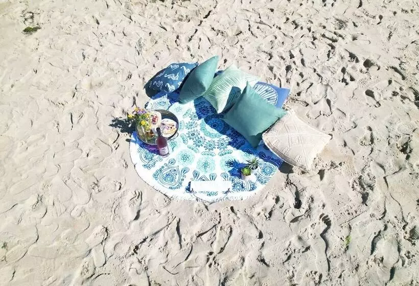 ホテル By The Sea Guests Bed & Breakfast & Suites