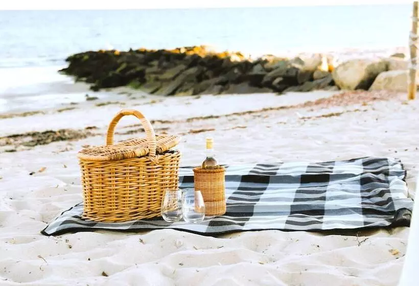 ホテル By The Sea Guests Bed & Breakfast & Suites