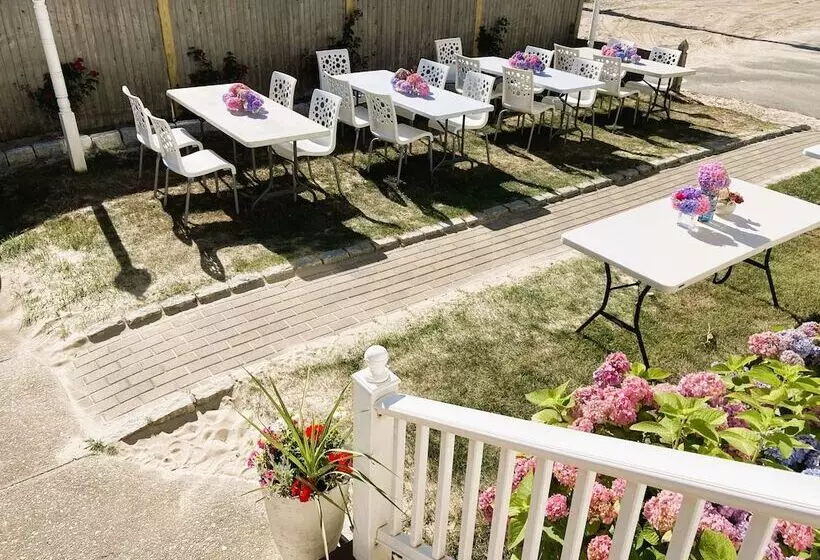 ホテル By The Sea Guests Bed & Breakfast & Suites