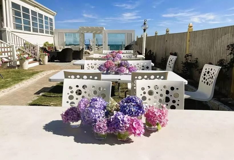 ホテル By The Sea Guests Bed & Breakfast & Suites