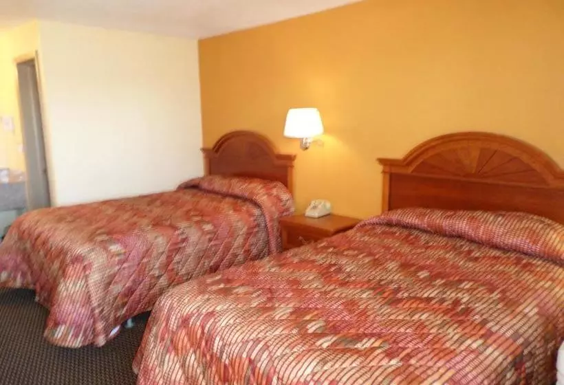 هتل Camelot Inn Elyria