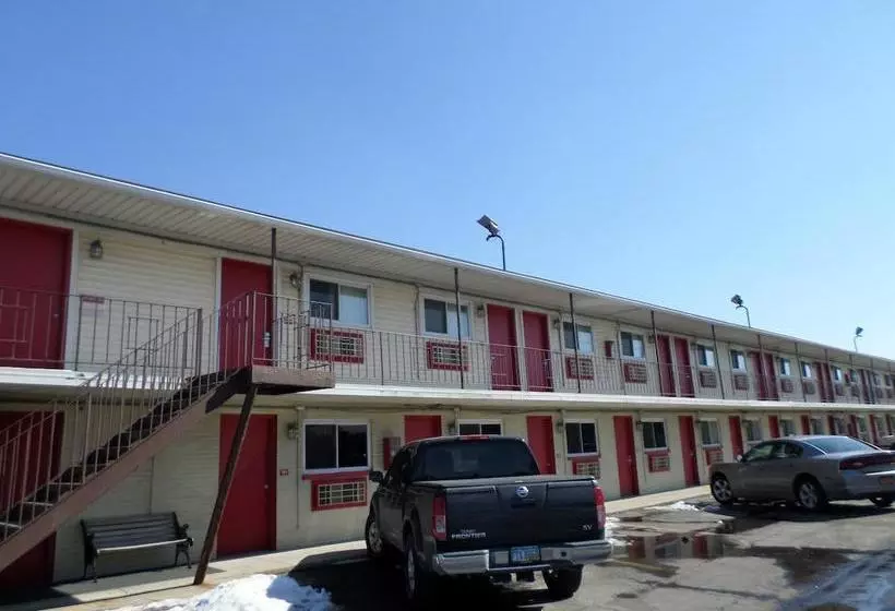 هتل Camelot Inn Elyria