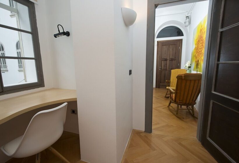 هتل Galeria River