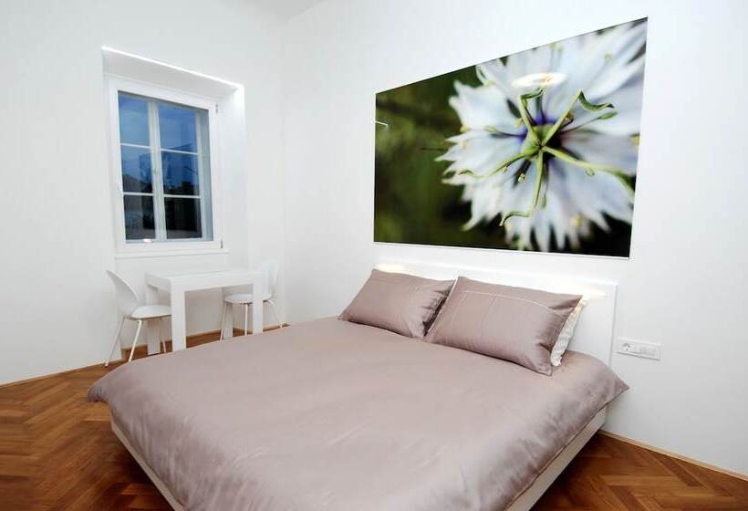 هتل Galeria River