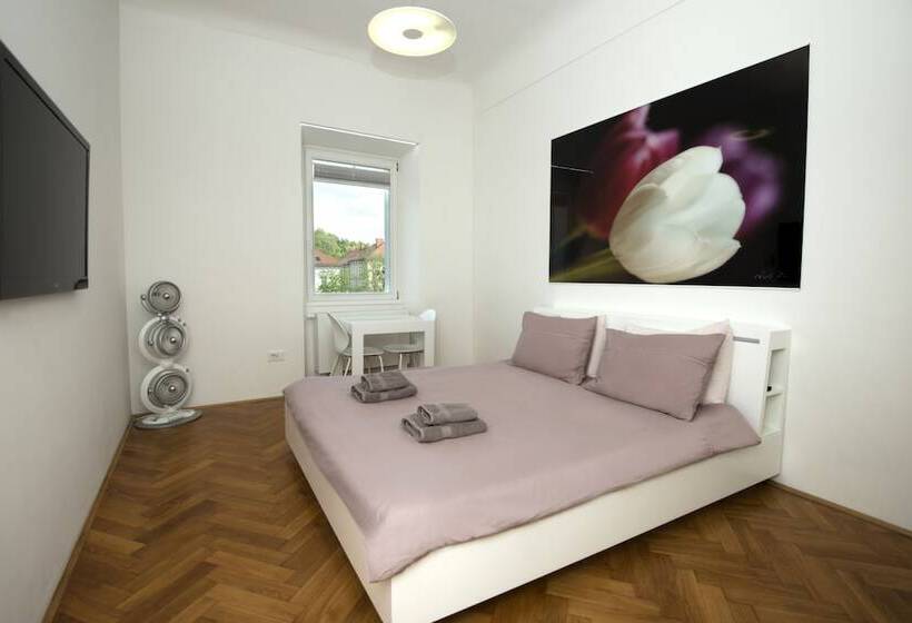 هتل Galeria River