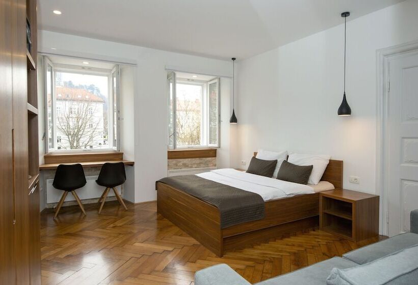 هتل Galeria River