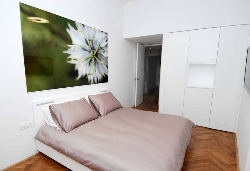 هتل Galeria River