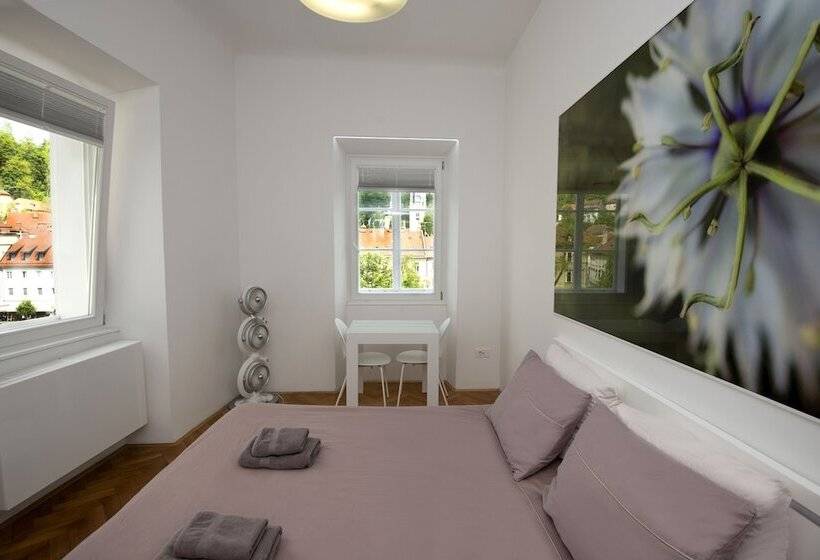 هتل Galeria River