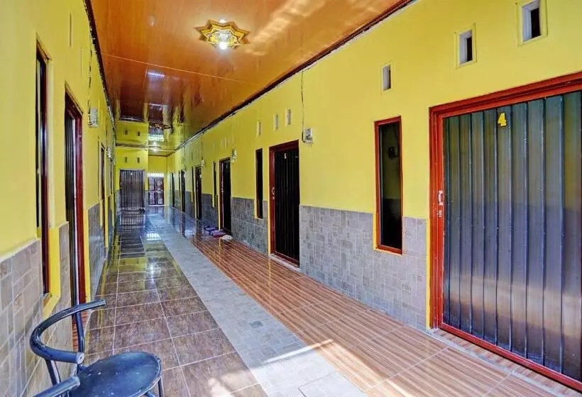 ホテル Oyo Life 92920 Rumah Kost Azca