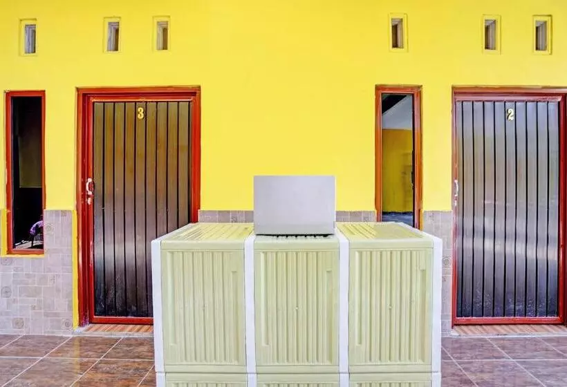 ホテル Oyo Life 92920 Rumah Kost Azca
