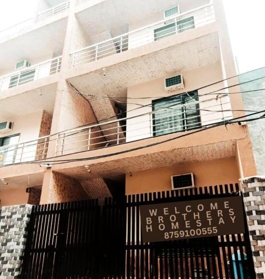 Отель Welcome Brothers Homestays    Lpu Law Gate    For Family, Couples, Parents, Students