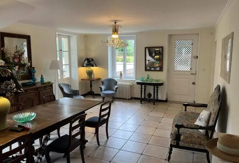 ベッドアンドブレックファースト Manoir Du Val Fouzon