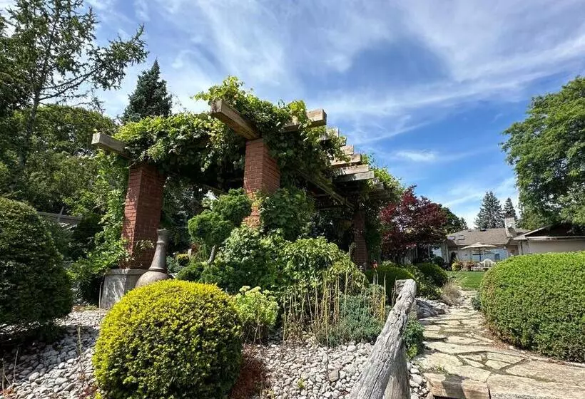 Aamiaismajoitus (B&B) The Wind In The Willows   Luxury Lakefront Oasis