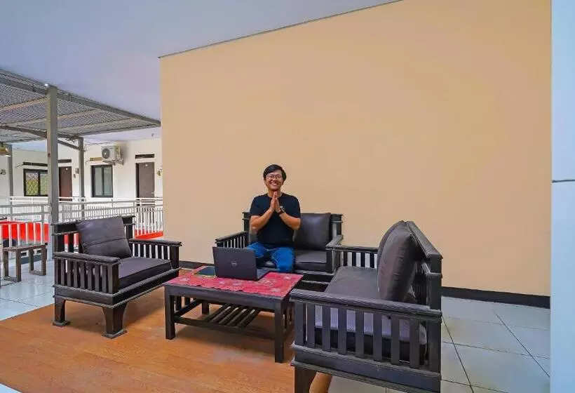 Hotelli Oyo Life 92641 Guest House Palinggihan Ii