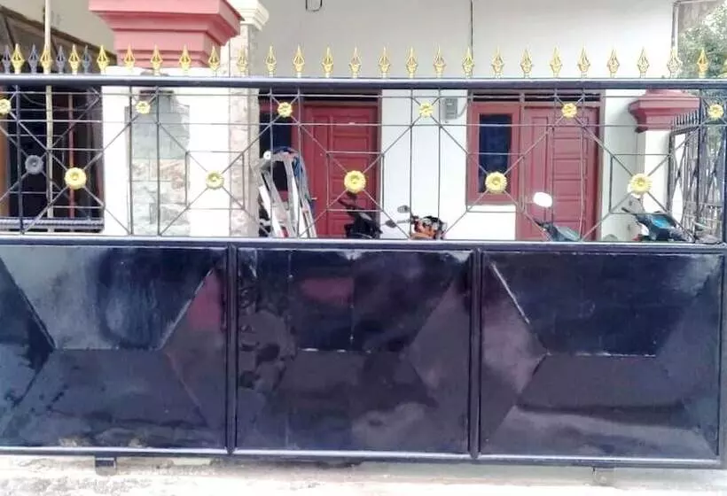 Hotelli Spot On 93014 Griya Nautika Sukodono