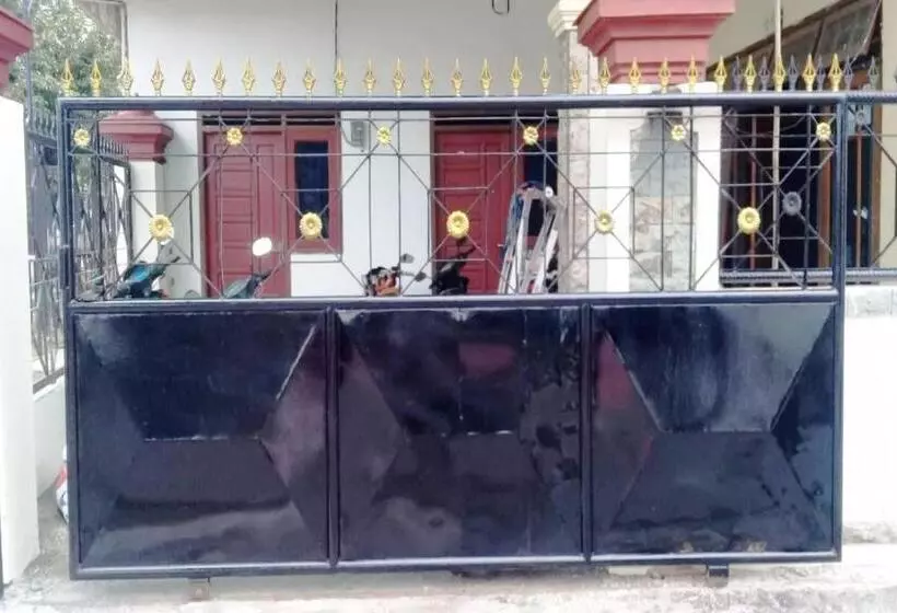 Hotelli Spot On 93014 Griya Nautika Sukodono