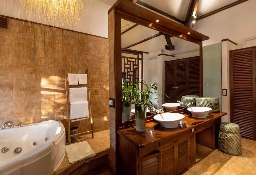 Hotelli Through The Looking Glass Wellness Retreat Resort