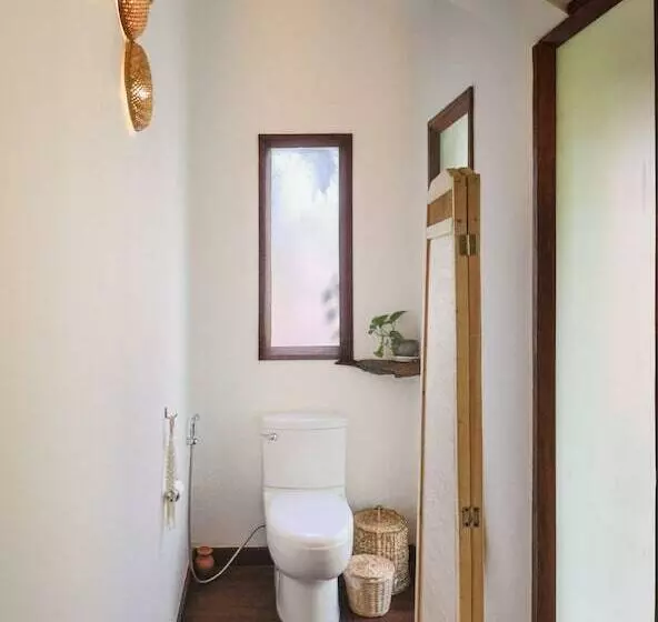 Hotelli Through The Looking Glass Wellness Retreat Resort