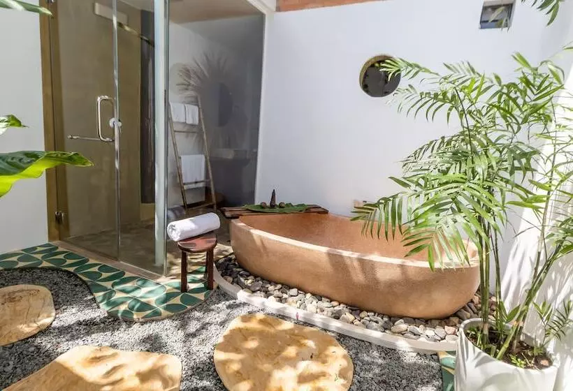 Hotelli Through The Looking Glass Wellness Retreat Resort