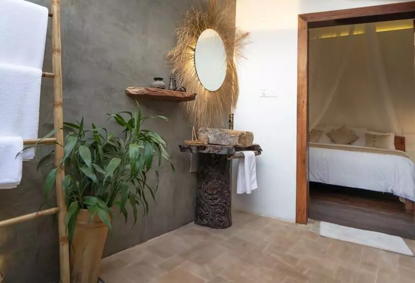 Hotelli Through The Looking Glass Wellness Retreat Resort