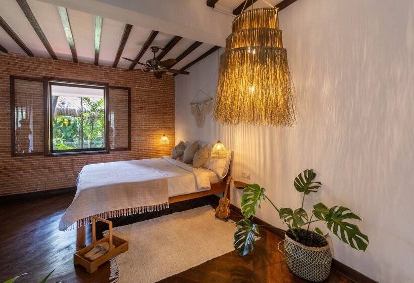 فندق Through The Looking Glass Wellness Retreat Resort