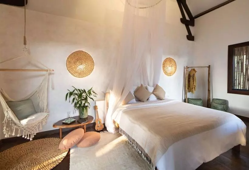 Hotelli Through The Looking Glass Wellness Retreat Resort