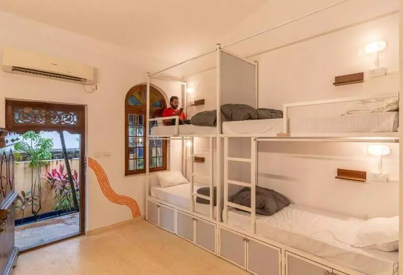Retkeilymaja Madpackers Goa Anjuna   Bunks, Rooms, Community